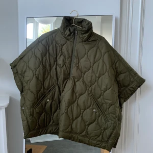 Jacka/poncho från H&M☺️ - Quiltad jacka man kan knäppa upp och ha som poncho (bild 2)💚