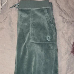 Juicy Couture mjukis byxor - Fräscha juicy couture, rätt svåra att hitta eftersom de är slut sålda. Pris kan diskuteras.