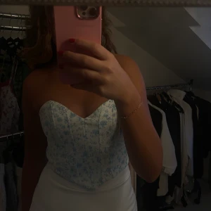 Zara korsett - Super söt korsett från zara, är osäker på att sälja men kommer inte mycket till användning! 