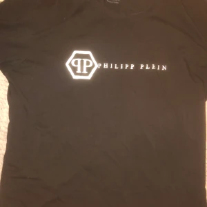 Philip Plein T-shirt  - Säljer en PP T-shirt. Kan möjligtvis bytas mot något