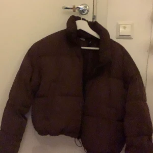 Brun jacka - Säljer min bruna varma puffer jacket från h&m då jag har köpt en ny vinterjacka! Den andra bilden är lånad! 💕