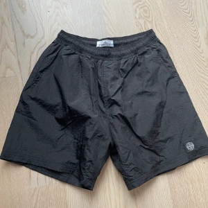 Stone island badbyxor - Stone island badbyxor som inte kom till användning i sommar så helt nya. Zip ficka där bak