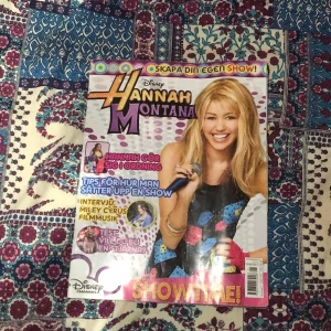 väldigt rare Hannah Montana/Miley Cyrus tidning!! - FRAKT: 30kr -haft denna tidning sen jag var liten! -väldigt svår att få tag på ! 👍