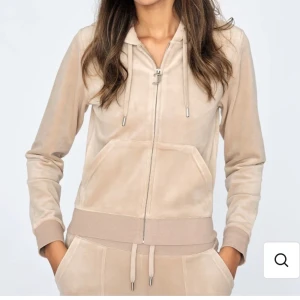 Juicy couture  - säljer för att jag inte längre har användning för den. fint skick, byxorna är sålda, har endast koftan kvar, pris kan diskuteras💗 kan även byta mot ett par gråa juicy couture byxor i stl xxs