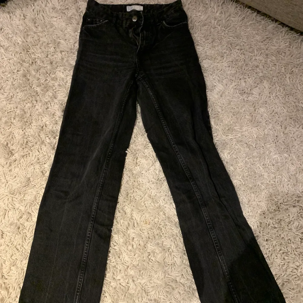 Svarta straight jeans från Bershka. Säljer för att jag inte kan använda dom längre! köpare står för frakt!. Jeans & Byxor.