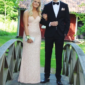 Balklänning  - Säljer min ljusrosa balklänning. Använd två gånger. Köpte på dressroom linne för 4995 kr. Säljer för 2200. Är 164 lång. 