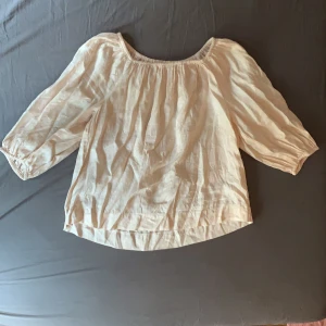 Blus  - En super fin ljus rosa blus, st S från H&M. Jag säljer för att den inte kommer till användning pågrund av att den var lite förstor för mig, det finns inga hål eller andra trasiga ställen. Den är i ny skick!