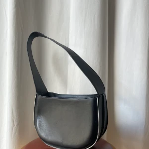 Handväska  - Stilren svart handväska från Otter stories,  Använd men i gott skick! 