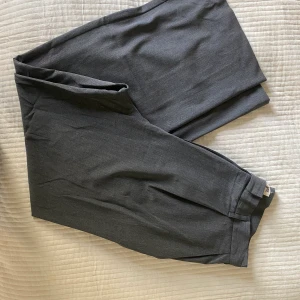Djerf Avenue favorite pants - Jättefina kostymbyxor från djerf avenue i grått. Den normala längden, knappt använda. 