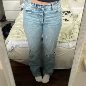 Zara midrise jeans   - Säljer dessa håliga slutsålda jeans från zara. Dem är midrise. Storlek 36!   Säljer för 150 