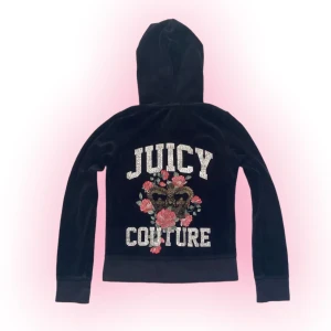 Snygg y2k vintage Juicy couture huvtröja - ⭐️ Gammal vintage version med klassiska ”J” från juicy couture. För liten för mig så säljer vidare. Strl US 8 på lapp, så passar mer en XXS/XS eller mindre. Köparen står för frakt. 💕