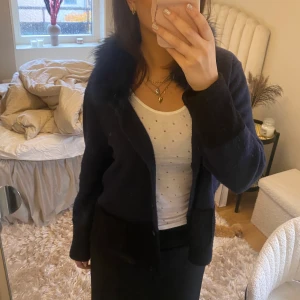 Finaste koftan!! - Såså fin kofta. Lite nopprig då de är Kashmir. Marinblå. Italiensk storlek men skulle uppskatta en 38