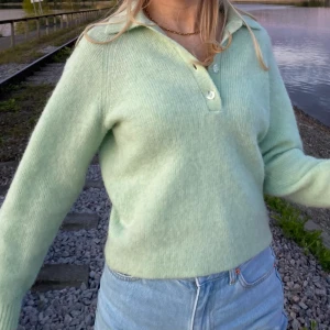 Tröja från &otherstories  - Jättefin stickad  från &OS Fint skick. Storlek S Inköpt för 699 kr, utgått från sortiment. Buda i kommentarerna.