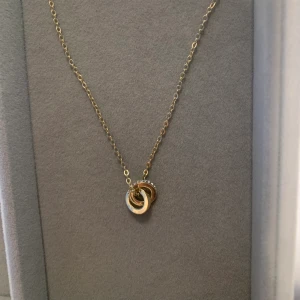 Halsband från snö of sweden - Ett superfint guldigt halsband med två ringar och diamanter från snö of sweden. 