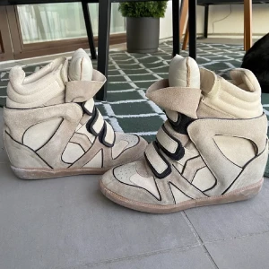 Isabel marant skor - Unika isabel marantskor. Perfekt till hösten! De är storlek 40 men passar mig som har 39. Ursprungspris 4000. 
