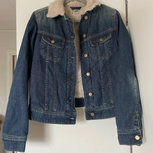 Lee jacka - Lee jacka som är sparsamt använd då jag fick den och den är för liten. Himla skön och härlig fodring. Storlek S. Köparen står för frakt