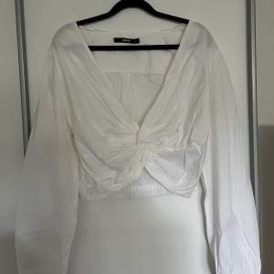 En vit blus/skjorta med knytdetalj från BikBok, storlek L. I väldigt gott skick