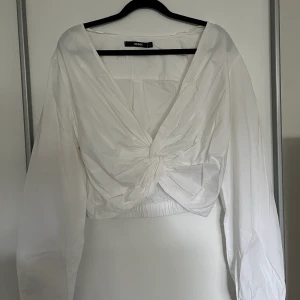 Vit blus - En vit blus/skjorta med knytdetalj från BikBok, storlek L. I väldigt gott skick