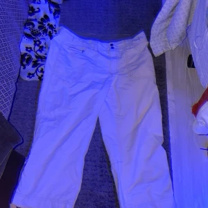 Feta baggy byxor - Ett par feta baggy byxor i storlek 42