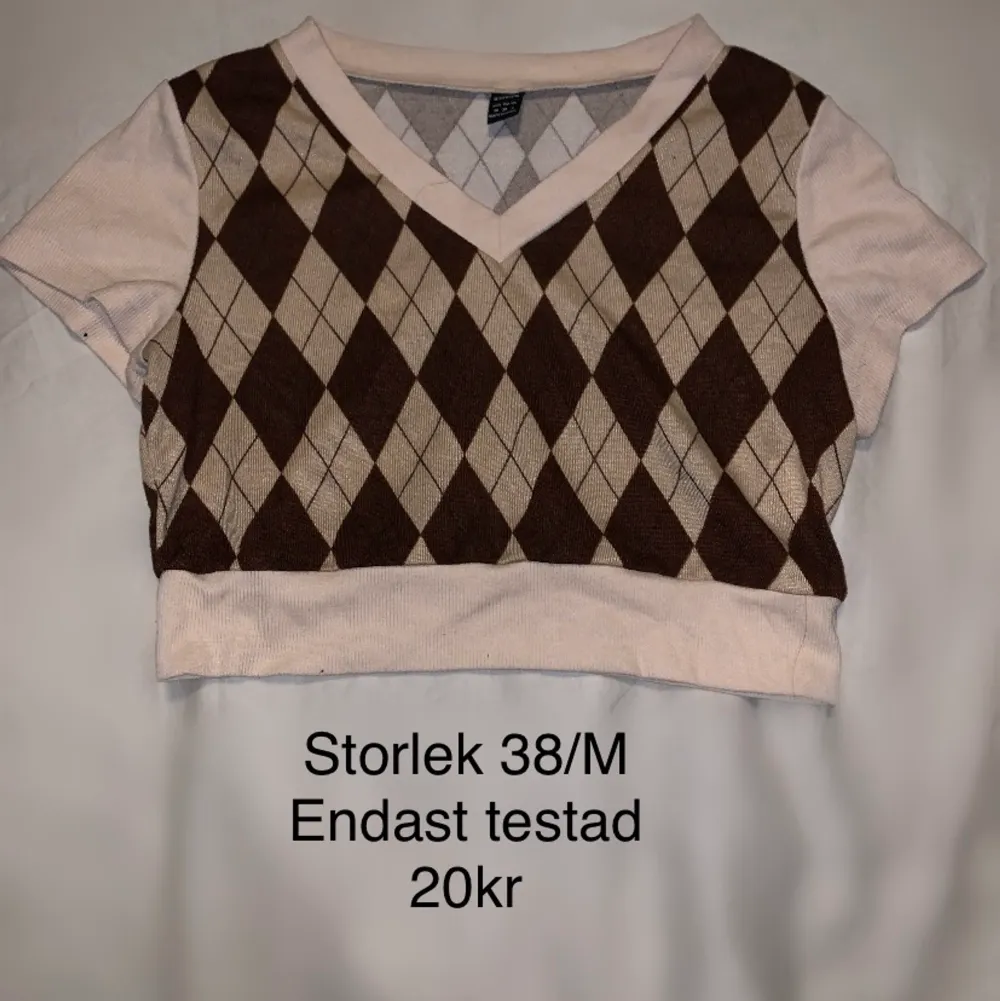 T-shirt i storlek M. Perfekt nu när det går mot kallare väder, man kan ha den ovanpå en skjorta eller vad man själv vill. Säljer pga att det inte är min stil.. T-shirts.