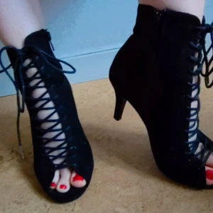 Mocka stövletter/dansskor stl 36 - Snygga bekväma sandaletter/dansskor i mockaliknande material. Sparsamt använda.