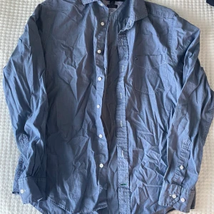 Tommy Hilfiger Custom fit - Great condition, no staining 