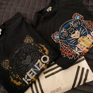 2 st Kenzo T-Shirt - 2 st Kenzo t-shirts. Trycker är lite slitet på båda. 300kr styck 500 för båda