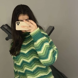 Stickad tröja - Stickad tröja köpte den för 600kr säljer den för 200kr det är material Kashmir!. Skriv om ni är intresserade.