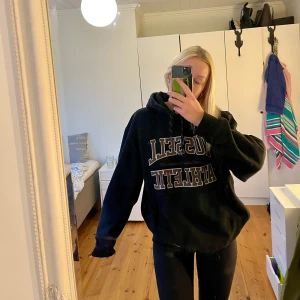 Vintage hoodie - Russel Athletic vintage hoodie i strl 2XL. Svart hoodie med brun text i tjockt material. Jag är en S annars så den är ganska oversized! 