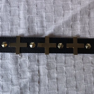 h&m skärp - Svart skärp med gulddetaljer från H&M, stängs bak istället för fram. 89cm långt, strl M. Men jag gjorde extra hål för att kunna sätta tajtare då jag har liten S. 