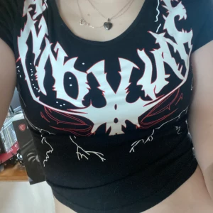 Croppad T-shirt med tryck - Tyckte den var jätte cool men inte min stil längre❤️