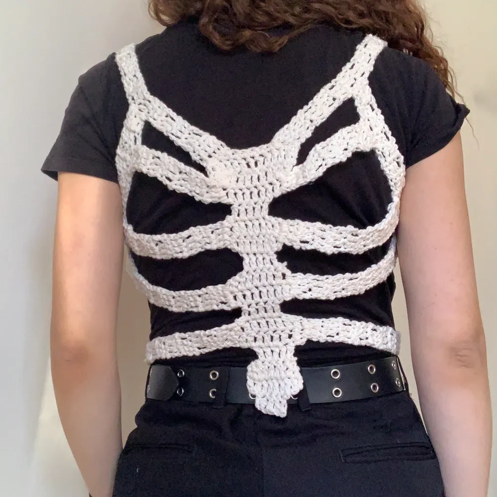 HAPPY HALLOWEEN 👻🎃celebrate with this handmade skeleton ribcage, crocheted with cream colored 100% cotton yarn. perfect for the low-key / low-effort costume that will still get everyone talking. would also be a good edgy staple to your closet in general:). Övrigt.