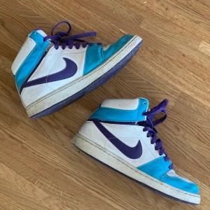 Nike jordans liknande - Supercoola och bekväma höga nike skor. De är i storlek 38 men passar absolut en 39. 