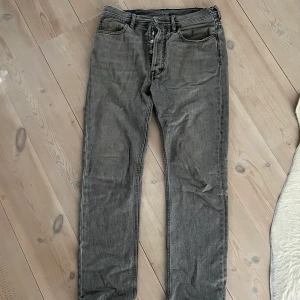 Acne Studios Blå Konst Jeans - Acne Studios Blå Konst Jeans   Storlek 27/34, fitten är korta i benen. Retail runt 2000. Använda men i gott skick.   Hör av dig om du har frågor eller funderingar ☃️