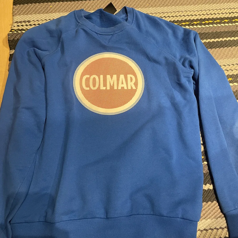 Säljer min Colmar sweatshirt eftersom att jag inte använder den, koden går att scanna och den är minimalt använd skick 9,5/10 . Tröjor & Koftor.