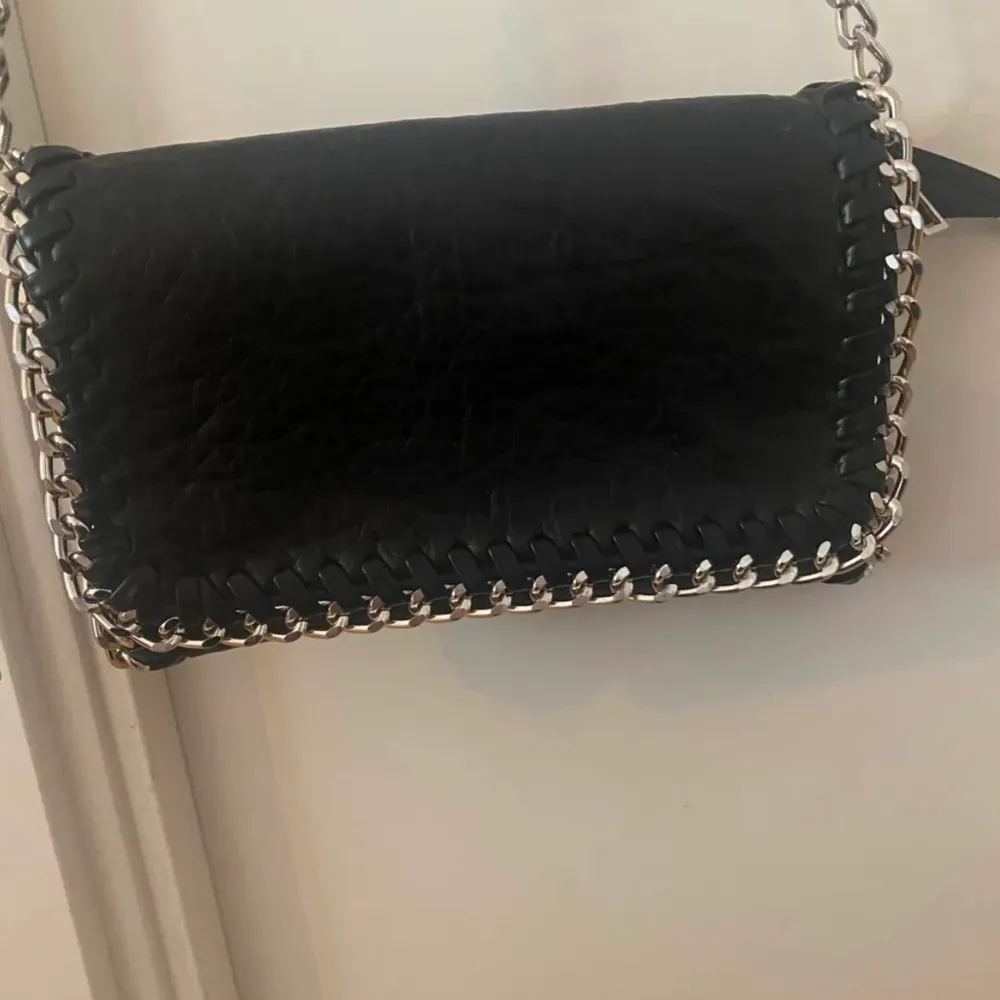 Säljer min fina tiamo väska köpt här på Plick, sparsamt använd och inga slitningar. Säljer pga att den inte kommer till användning längre 💓 passar till allt och alla tidpunkter💕 pris går att diskutera! 💓nypris 450! . Laukut & Käsilaukut.