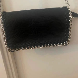 Tiamo väska  - Säljer min fina tiamo väska köpt här på Plick, sparsamt använd och inga slitningar. Säljer pga att den inte kommer till användning längre 💓 passar till allt och alla tidpunkter💕 pris går att diskutera! 💓nypris 450! 