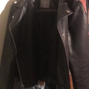 Jacka  - Storlek 38 men liten i storlek passar som s och från Lindex knappt använd.