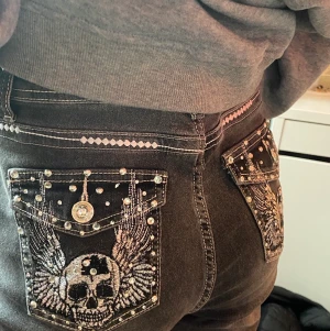 Coola jeans  - säjer dessa cola jeans då dom är för långa  Innerbenslängd 75 cm Midjemått 80 cm (Ungefär) 