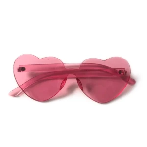 Hjärtformade solglasögon  - Supersöta hjärtformade solglasögon! De är i plast men har någon enstaka repa, inget som dock märks av. Kan mötas upp i gbg annars står köparen för frakt🫶