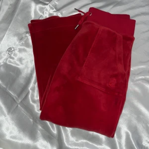 Juicy couture röd Xxs - Hej, säljer dessa för att färgen inte riktigt passade mig och för att den inte stod till användning❤️nyskick, sköna och jättefina