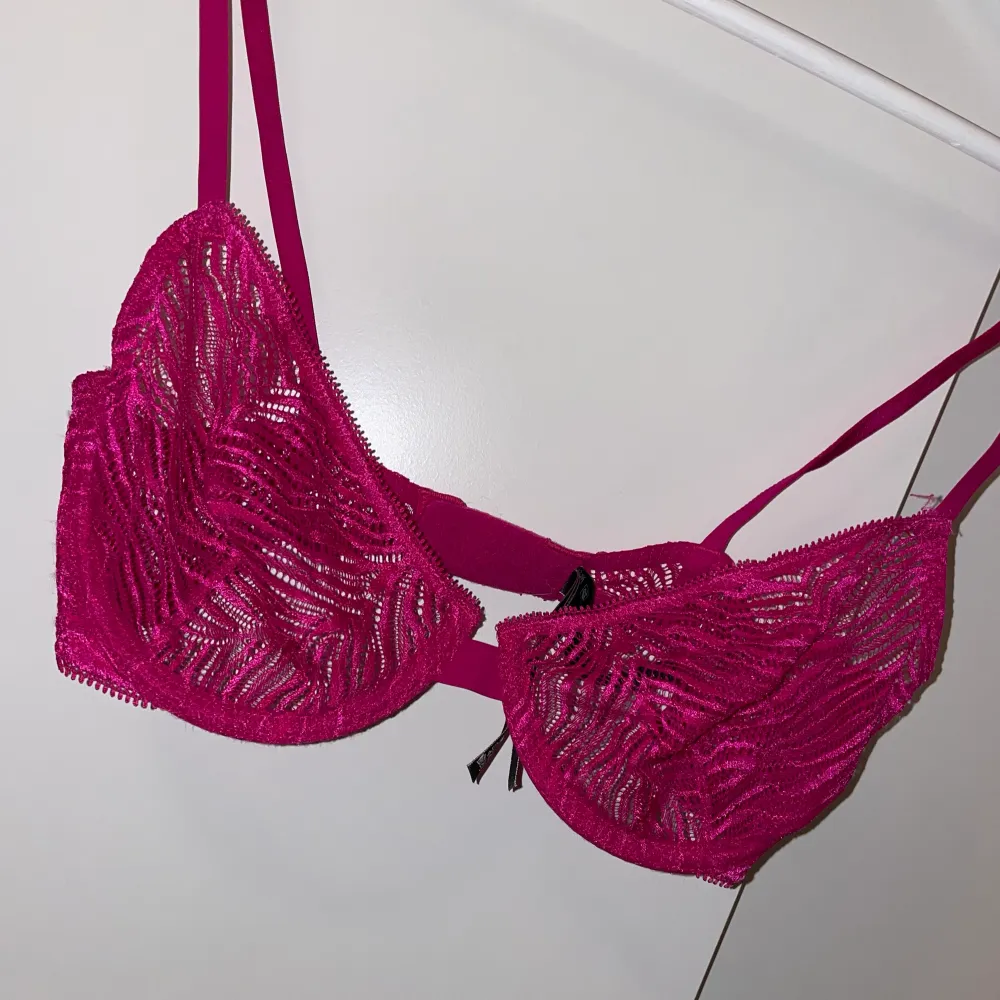 Jättefin rosa spets Bh från Victoria’s secret. Storlek 32D (skulle säga att den är som en 75 B, då det var den storleken jag hade när jag köpte den, och den satt bra då) . Övrigt.