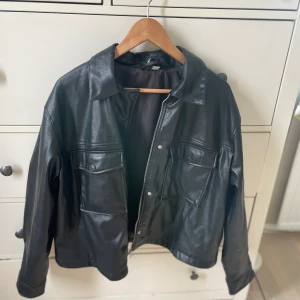 Skin jacla - Säljer min skin jacla som tidigare är köpt på hm för 499, använd 2 ggr 