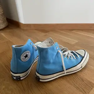 Säljer mina blåa converse. Köpta för 1100kr. Använda fåtal gånger. Pris kan diskuteras och köparen står för frakten. 