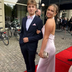 Klänning från NA-KD - Säljer min superfina ljusrosa klänning jag använde på balen💖Från Hanna Schönbergs kollektion på NA-KD. Storlek 36