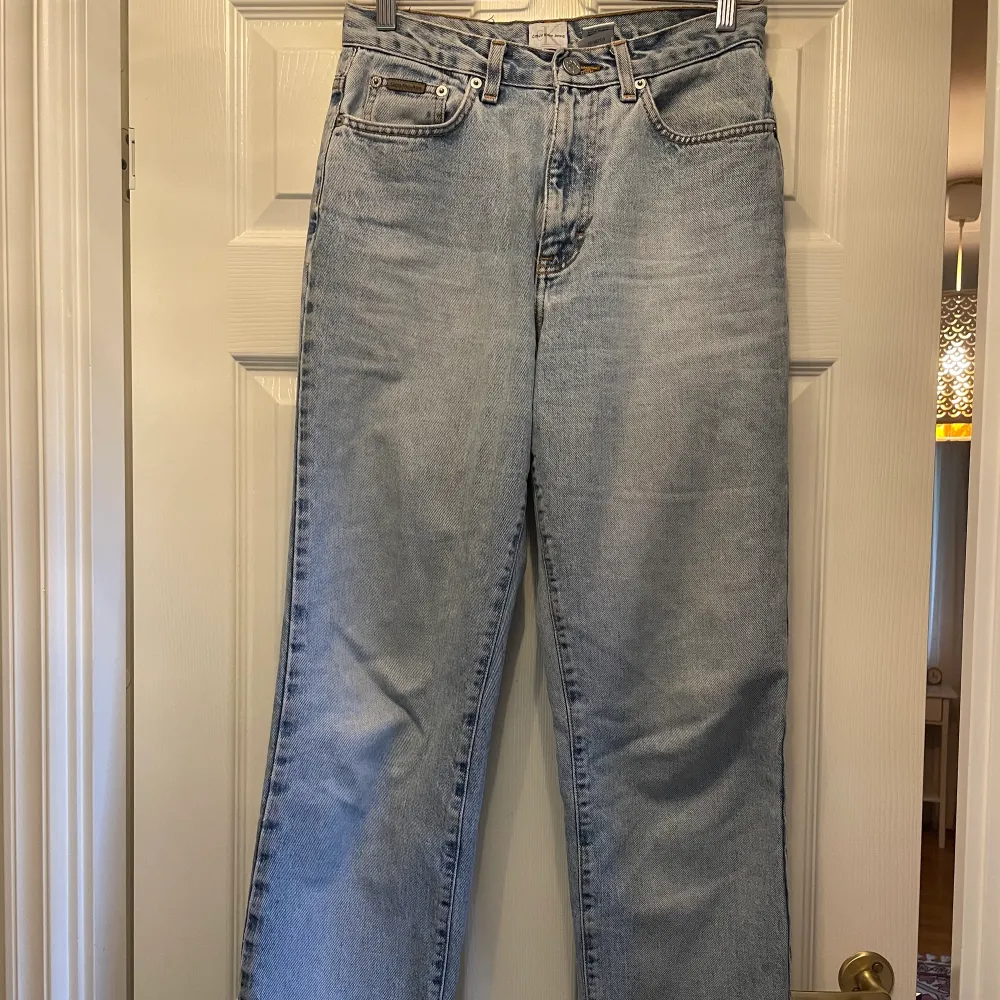 Ett par vintage Calvin Klein Jeans i storlek 6 (UK) i modellen ”easy fit jean”.  Säljer dem då de är lite föör stora. Är själv 163 cm och brukar ha w27-28 i byxor, dessa är både för långa och stora i midjan.  OBS! De har ett litet hål över en bakficka . Jeans & Byxor.