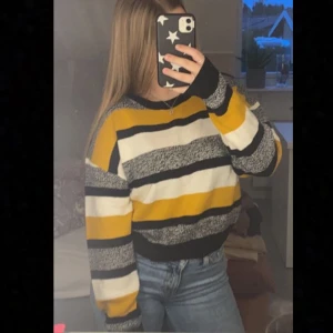 🚫👻🚫 Stickad tröja  🚫👻🚫 - En stickad tröja i fint skick som man kan ha till vardags. Använd fåtal gånger och är ej nopprig. Från hm men finns ej kvar i butik. (Köparen står för frakten).