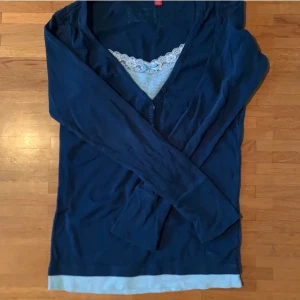 Elena Gilbert topp  - Klassisk Elena Gilbert liknande topp med ett insytt linne, bara använd en gång! Perfekt nu i höst då man kommer in i The Vampire Dairies känslorna 🍁🧛‍♀️