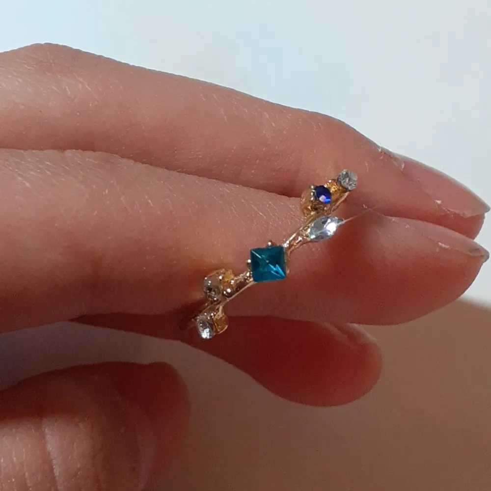 Den har en blå diamant på sog som är jätte vacker. Ringen är aldrog använt och köparen står för frakten som kostar endast 13kr 💕💌. Accessoarer.