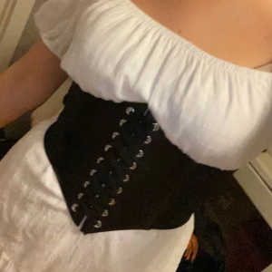 Korsett, pirat  - En korsett som är perfekt om planen är att vara pirat på halloween, oöppnad förpackning och kan skickas direkt. Nypris 100 kr🌟 